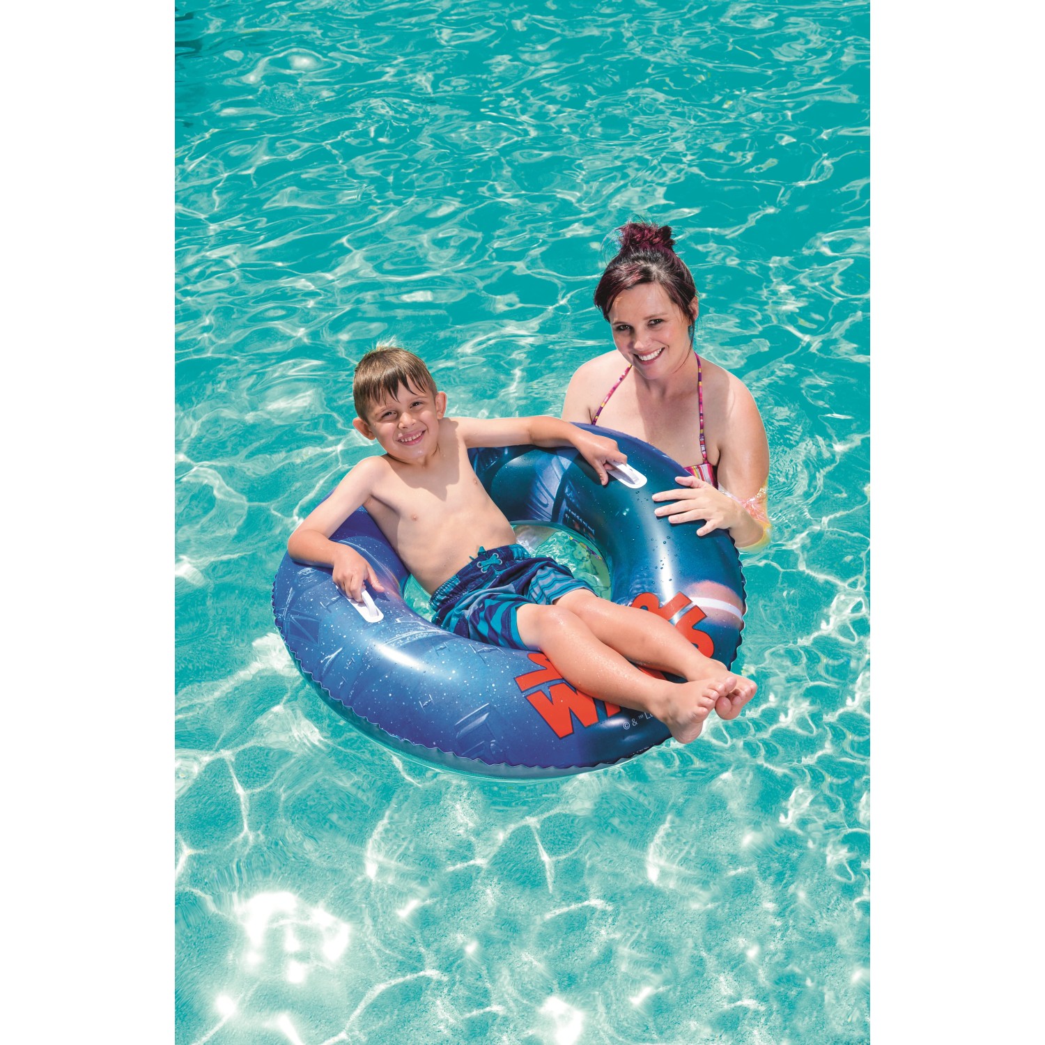 Kind mit Schwimmring Star Wars (80 cm) im Pool. Blauer Schwimmreifen mit Star Wars Design.