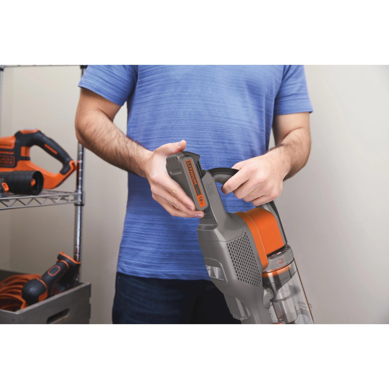 Black+Decker Akku-Stielsauger BHFEV182B mit eingesetztem Akku. Bodenstaubsauger für flexible Reinigung.