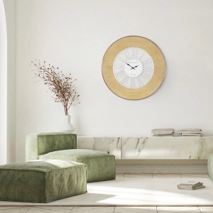 Große, runde Womo-Design Wanduhr Alfheim (Ø 85cm) in Weiß-Natur aus Holz und Metall.