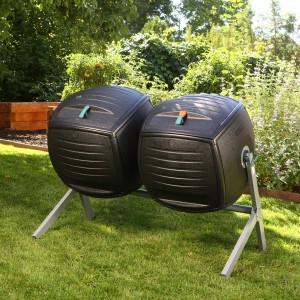 Lifetime Kompost-Zwilling 380 l: Schwarzer Trommelkomposter mit Stahlgestell im Garten.
