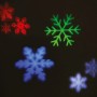 LED Projektor mit roten, grünen und blauen Schneeflocken für die Weihnachtsdekoration.