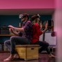 Smarte Ledvance LED-Deckenleuchte Orbis Ultra Slim, schwarz, mit Rücklicht und zwei Personen mit VR Brillen.
