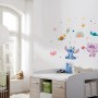 Wandsticker Stitch World von Komar im Kinderzimmer: Stitch, Regenbogen, Planeten und Sterne als Deko.
