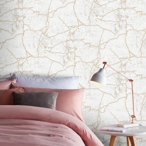 Superfresco Easy Vliestapete KINTSUGI GOLD mit Rissmuster in Wohnraum-Szene.