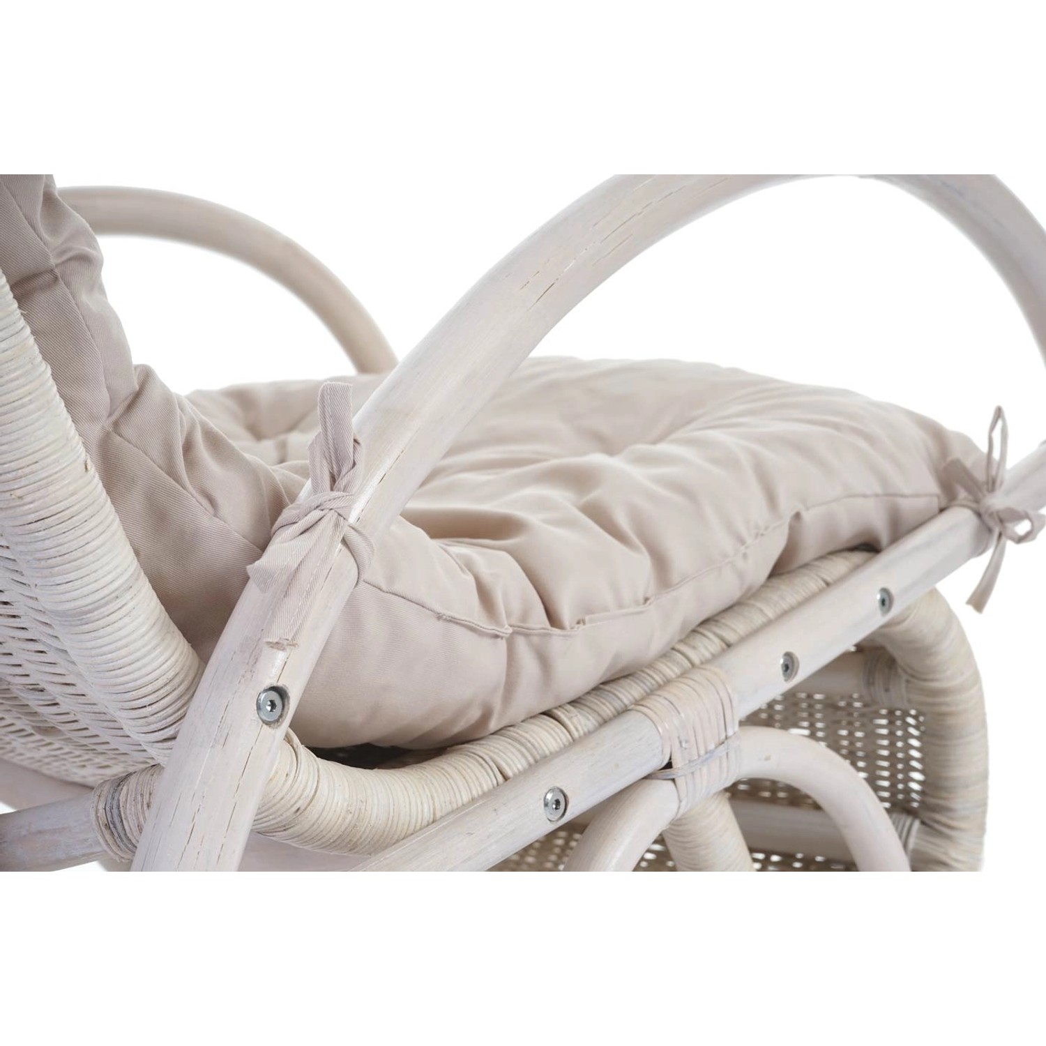Detailansicht: MCW Schaukelstuhl Queluz mit creme-farbener Auflage. Rattan weiß gewischt.