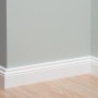 Weiße, geschwungene Egger Sockelleiste (Hamburger Profil) an einer Wand.