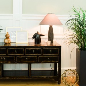 Osram Halogenbrennstab R7s 48W in Anwendung auf einer Kommode mit Deko.