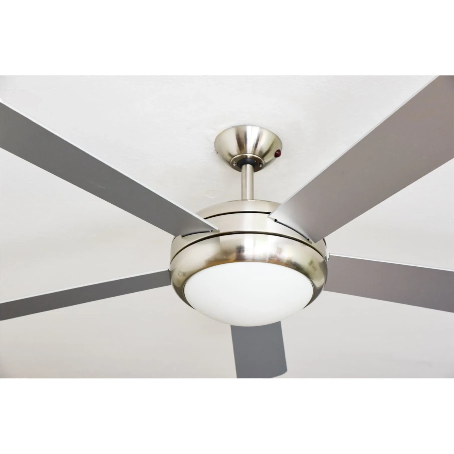 AIRERYDER Deckenventilator Ursa, Nickel gebürstet, mit silbernen Flügeln und Beleuchtung.
