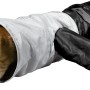 Katze im Trixie Spieltunnel aus Polyester, ø 30 cm x 115 cm, mit vier Eingängen.