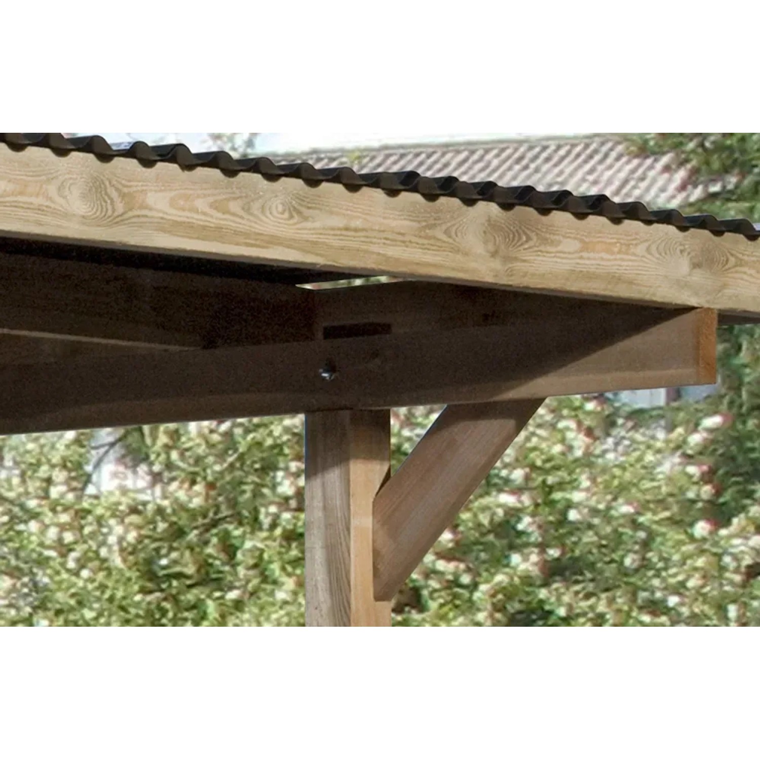 Detailansicht Weka Einzelcarport 606: Holzkonstruktion mit stabilen Pfosten und Dach.