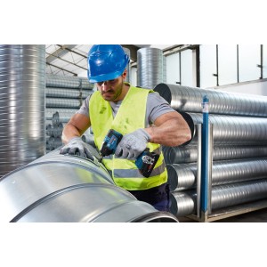 Bosch Professional GDX 18V-200 Akku-Drehschlagschrauber im Einsatz beim Schrauben an einem Metallrohr.