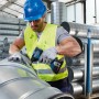 Bosch Professional GDX 18V-200 Akku-Drehschlagschrauber im Einsatz beim Schrauben an einem Metallrohr.
