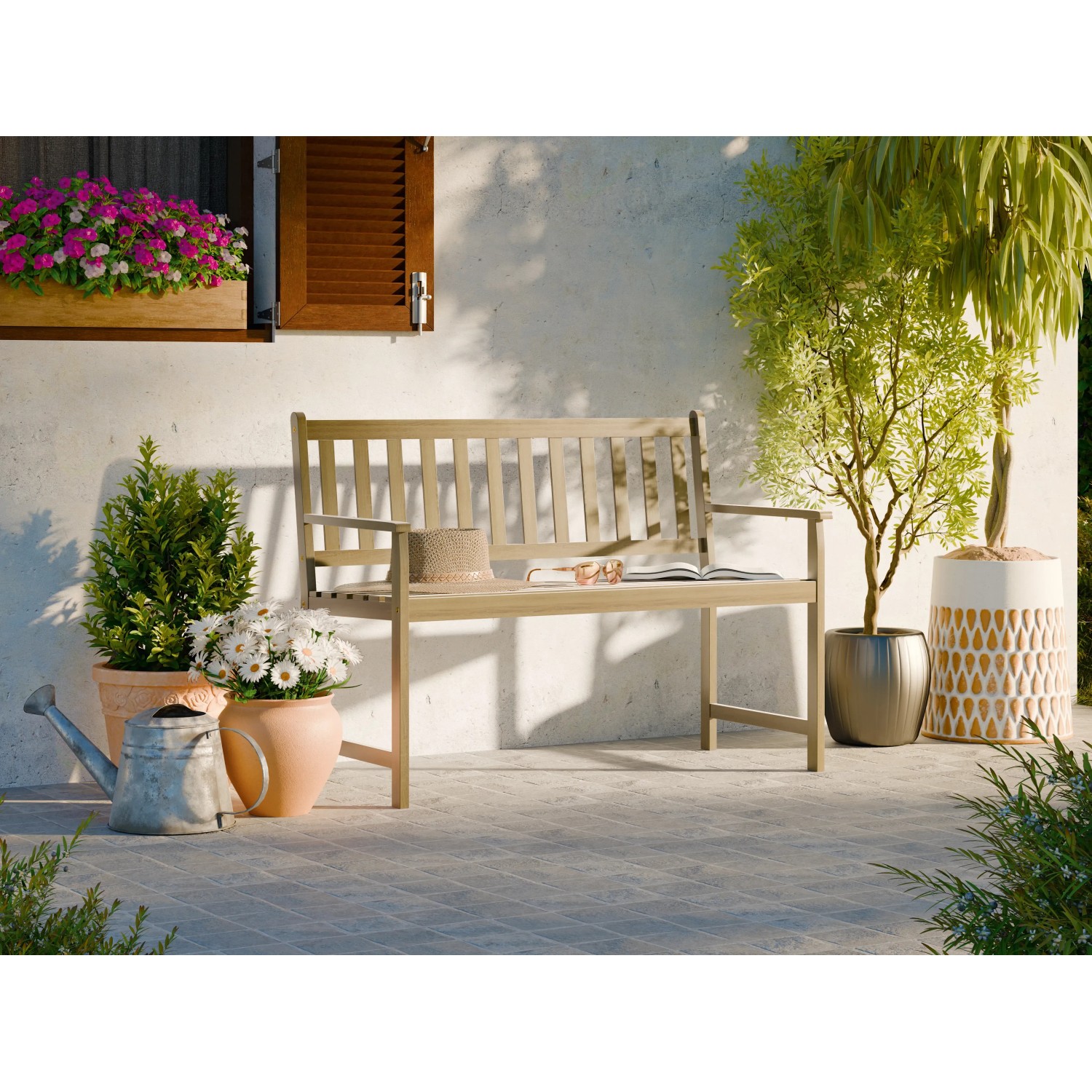 Gartenbank Kentwood 2-Sitzer aus Akazienholz in Teak-Optik, mit Armlehnen. Dekorative Gartenszene.