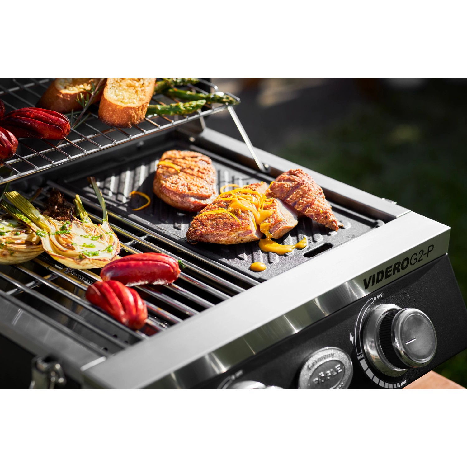 Rösle Grillplatte für Videro G2-P mit Grillgut auf einem Grill der Marke Rösle.