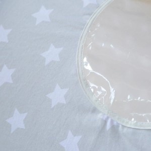 Graues Homestyle4u Tunnel Bogen Zelt für Hochbett, mit weißen Sternen und transparentem Fenster.