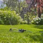 Gardena EcoLine Viereckregner im Einsatz auf Rasenfläche, bewässert Garten.