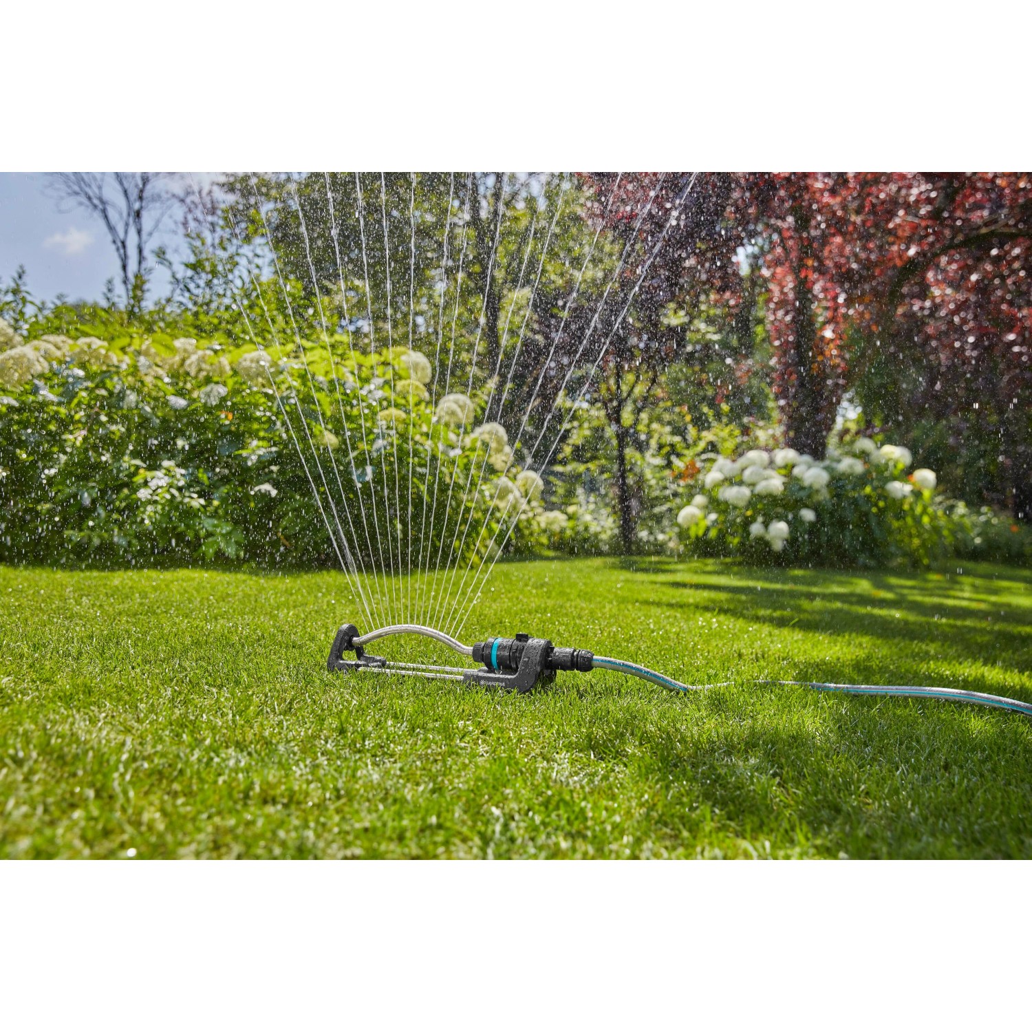 Gardena EcoLine Viereckregner im Einsatz auf Rasenfläche, bewässert Garten.