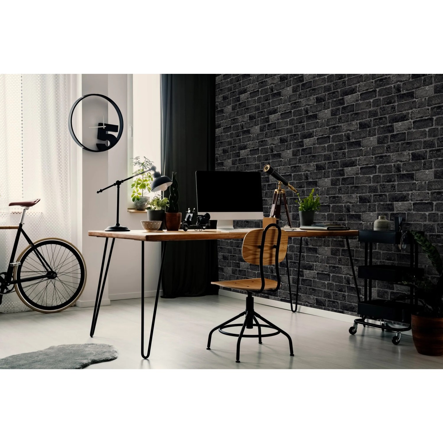 Detailaufnahme der schwarzen Papiertapete Fresco mit Backsteinwand-Muster im Raum.