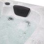Detailaufnahme: Weißer Home Deluxe Outdoor Whirlpool mit sprudelndem Wasser und schwarzer Kopfstütze.