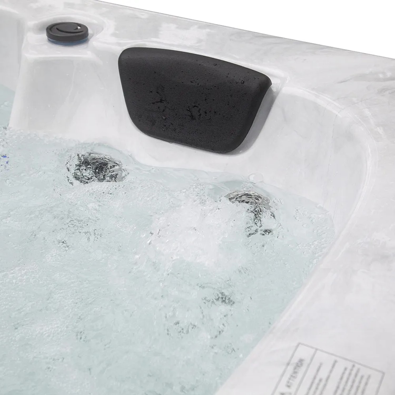 Detailaufnahme: Weißer Home Deluxe Outdoor Whirlpool mit sprudelndem Wasser und schwarzer Kopfstütze.