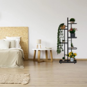 Schwarzes Blumenregal aus Stahl mit 6 Ebenen, bepflanzt mit Topfpflanzen, im modernen Wohnzimmer. Vielseitiges Regal.