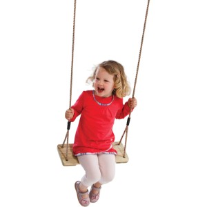 Kind auf T & J Holzschaukelbrett (grün) mit Seilen. Gartenspielzeug für Kinder.