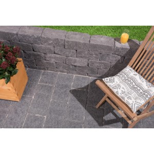 Anthrazitfarbene EHL Antik Mauersteine Großformat für Gartenmauer und Beetbegrenzung.