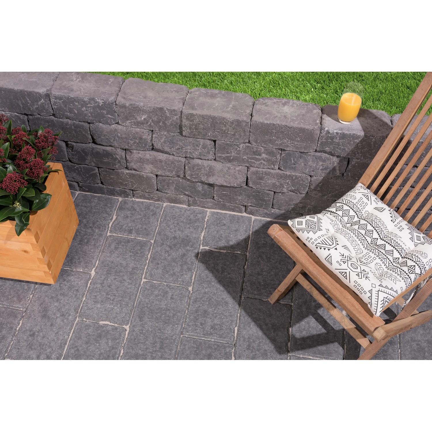 Anthrazitfarbene EHL Antik Mauersteine Großformat für Gartenmauer und Beetbegrenzung.