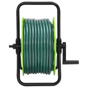 Freistehende, grüne Schlauchtrommel mit 20 m PVC-Schlauch für die Gartenbewässerung.