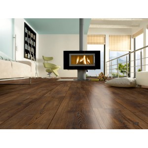 Jangal Laminatboden Chestnut Island Line Pro Nendo im Wohnraum mit Kamin.