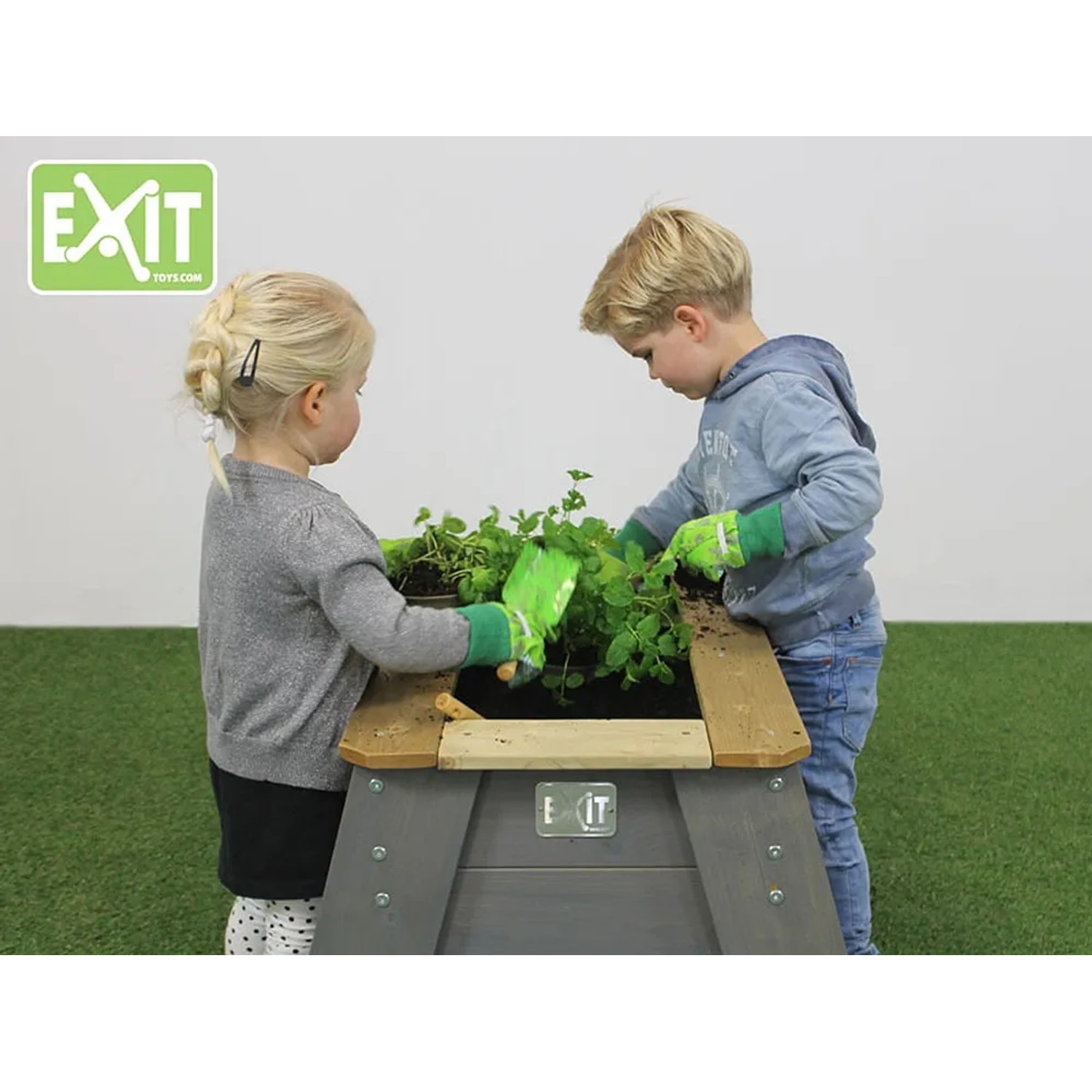 EXIT Aksent Hochbeet L aus Holz mit zwei Kindern beim Gärtnern.