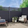 Anthrazitfarbener WPC Sichtschutzzaun mit 3 Paneelen (177x15x2,1cm) im Gartenambiente.