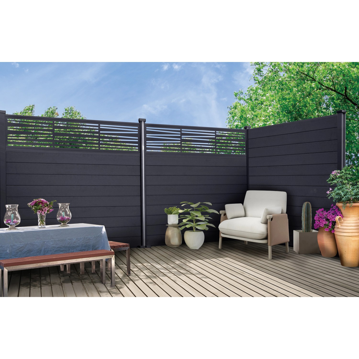 Anthrazitfarbener WPC Sichtschutzzaun mit 3 Paneelen (177x15x2,1cm) im Gartenambiente.