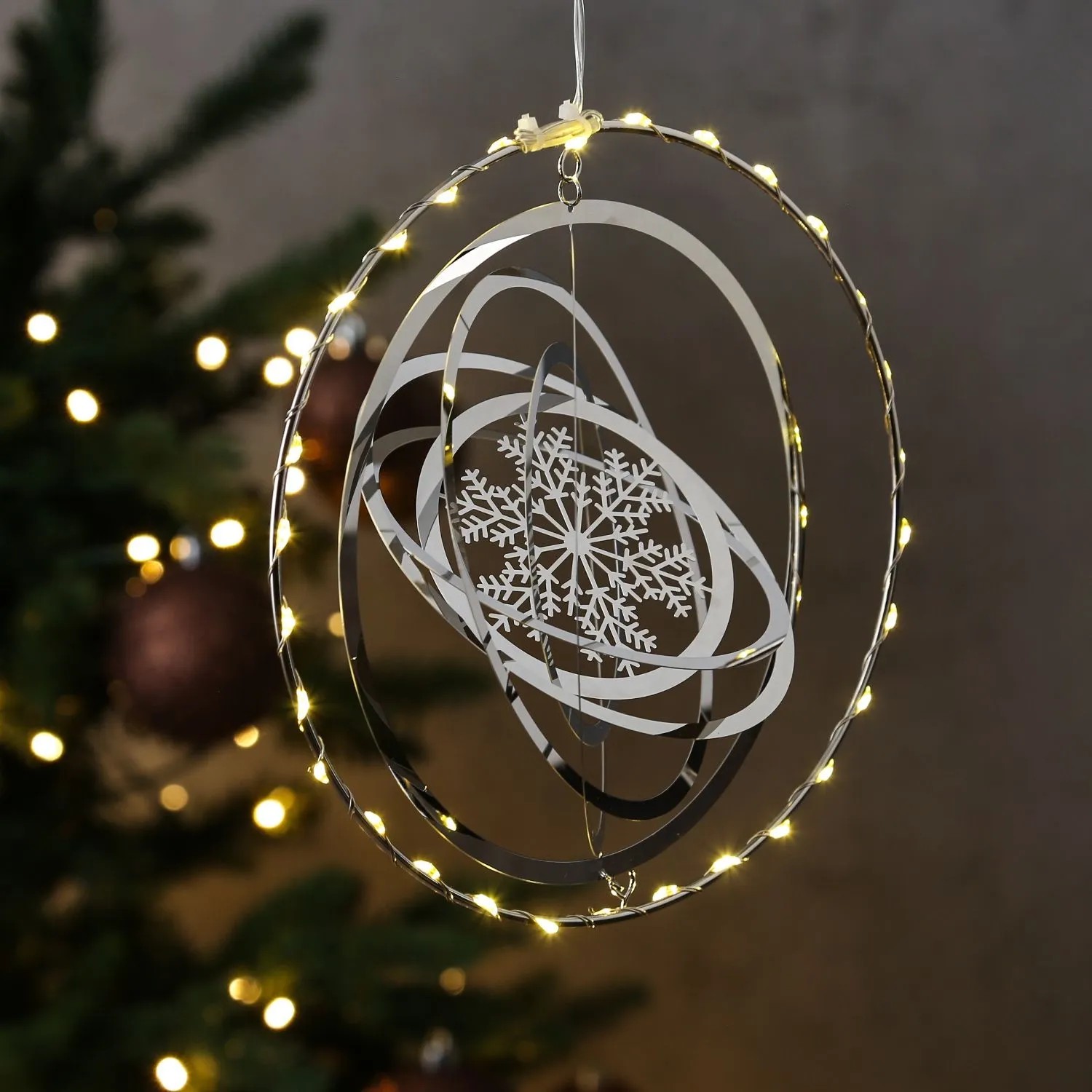 Silberner 3D LED Dekohänger mit leuchtendem Kreis und Schneeflocke. Ideal als Weihnachts-Fensterdeko mit warmweißen LEDs.