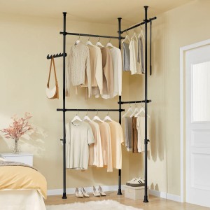 Schwarzer SoBuy Teleskop Kleiderständer mit 4 Stangen im Schlafzimmer.