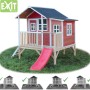 Rotes EXIT Loft 350 Holzspielhaus mit Rutsche und Anbau für Kinder zum Spielen im Garten.