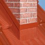 Ziegelrotes Sarei Alu-Flex Wandanschlussband am Kamin auf dem Dach.