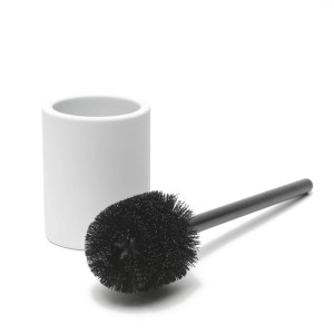 WC-Garnitur aus weißer matter Keramik mit schwarzer Bürste. Teil des Badaccessoires Sets.