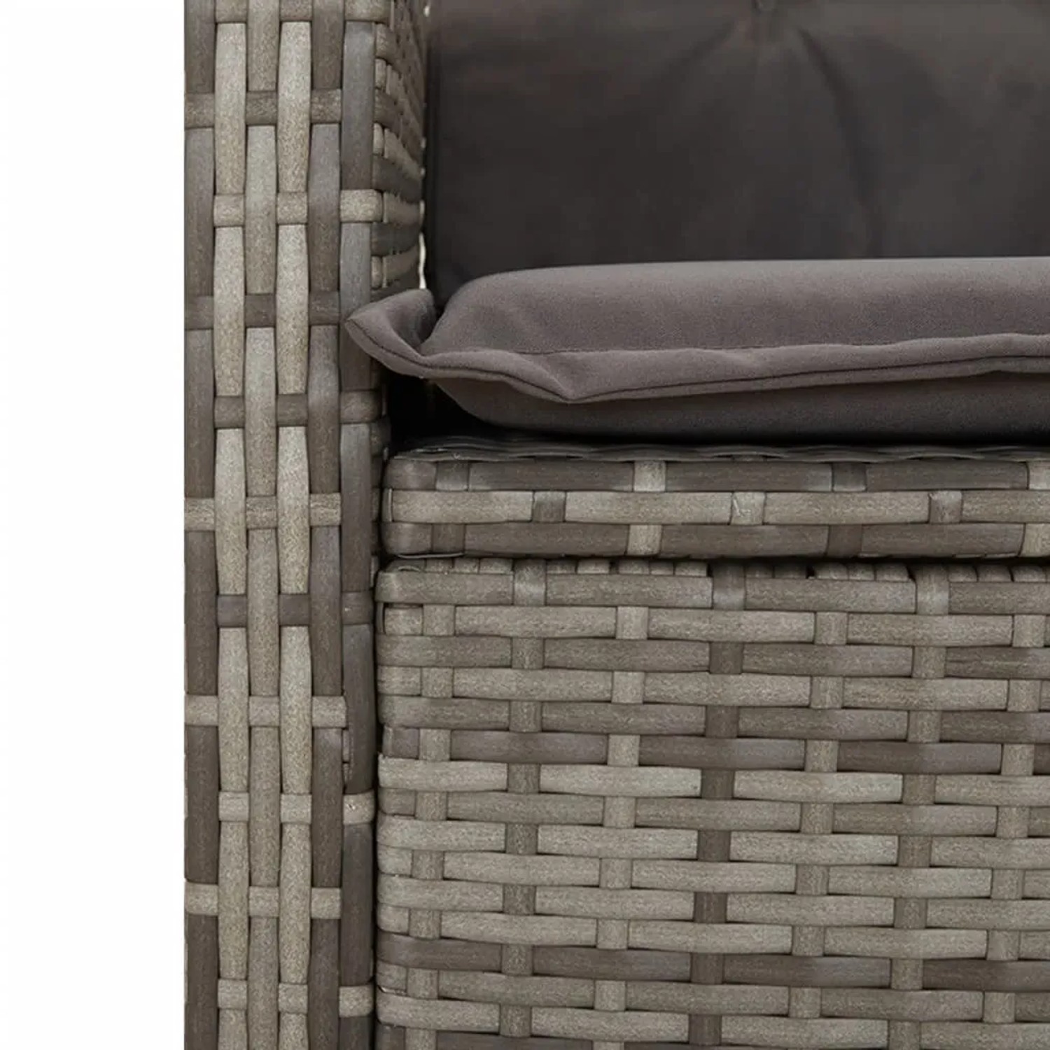 Detailaufnahme: Grauer Gartensessel aus Polyrattan mit dunklen Kissen. Verstellbare Rückenlehne.