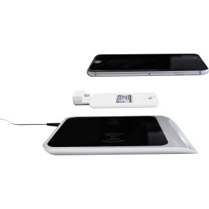 Adapter für induktives Laden mit Saugnapf für IOS Geräte und Ladeplatte.