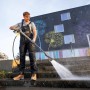 Kärcher eco!Booster Strahlrohr TR 036 im Einsatz zur Reinigung einer Treppe mit Hochdruckreiniger.