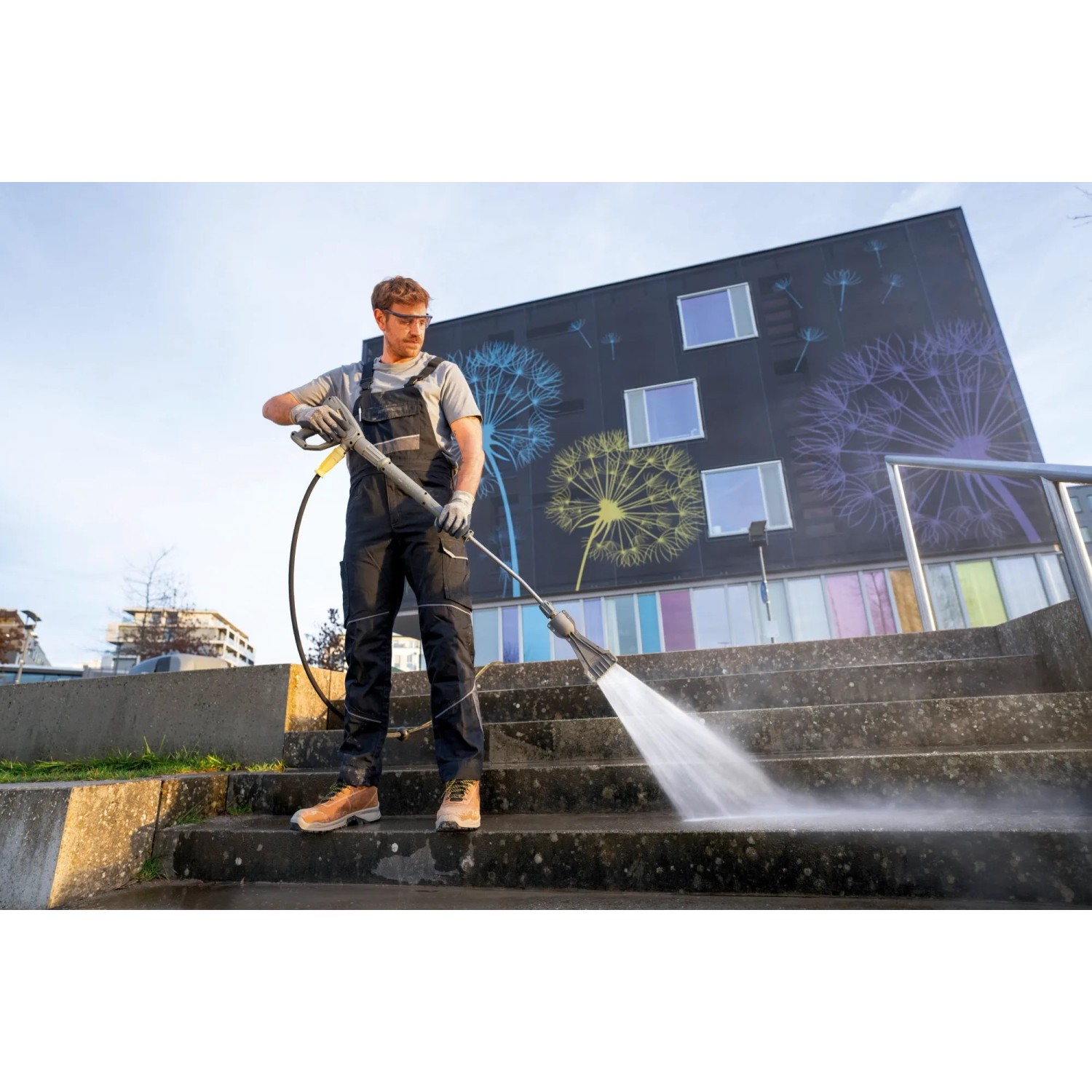 Kärcher eco!Booster Strahlrohr TR 036 im Einsatz zur Reinigung einer Treppe mit Hochdruckreiniger.