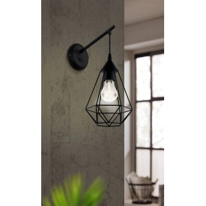 Schwarze Eglo Wandleuchte Tarbes mit Drahtschirm im Vintage Design.