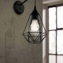 Schwarze Eglo Wandleuchte Tarbes mit Drahtschirm im Vintage Design.