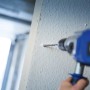 LUX Mauerdurchbruchbohrer Classic 10 mm im Einsatz an einer Wand.