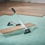wolfcraft Laminatschneider LC 600 schneidet Laminat auf Trittschalldämmung. Werkzeug für präzise Laminatschnitte.