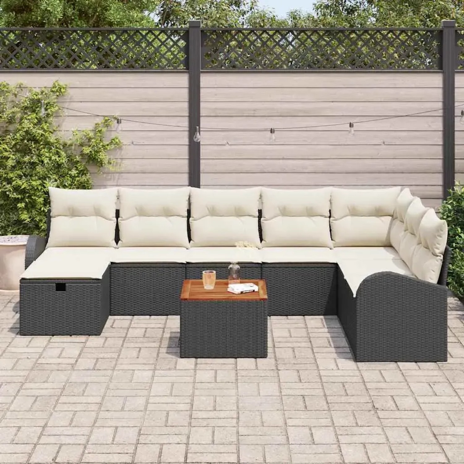 Schwarzes 9-teiliges vidaXL Garten-Sofa-Set aus Poly Rattan mit Kissen.