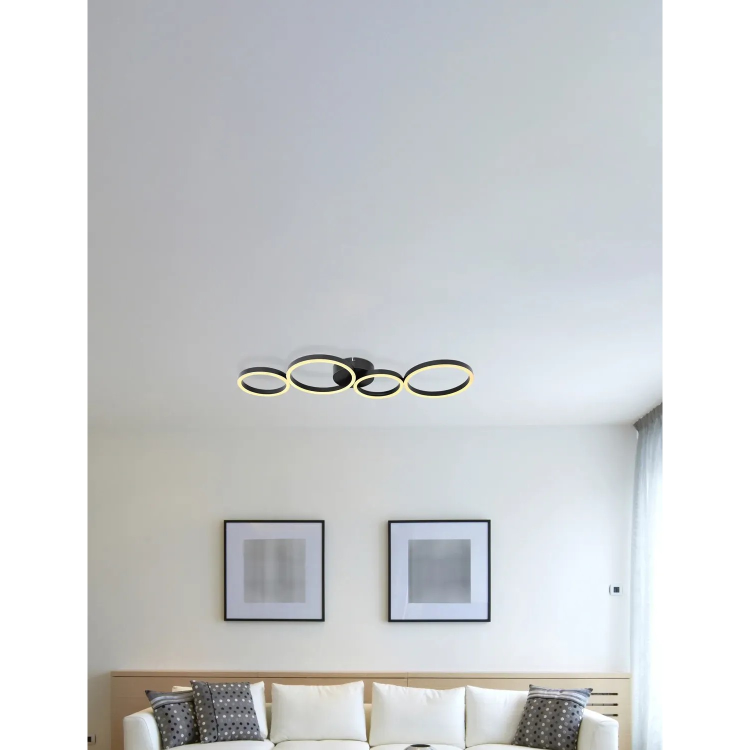 Schwarze Globo LED-Deckenleuchte Venosa, 88,5x33cm, mit vier Ringen im modernen Wohnzimmer.
