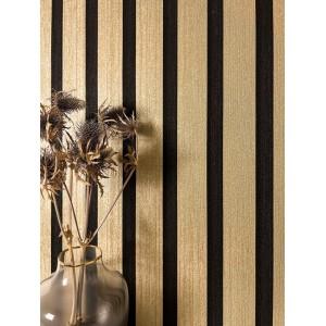 Goldfarbene Newroom Vliestapete Berrin mit Holzpaneel-Struktur und schwarzen Streifen.