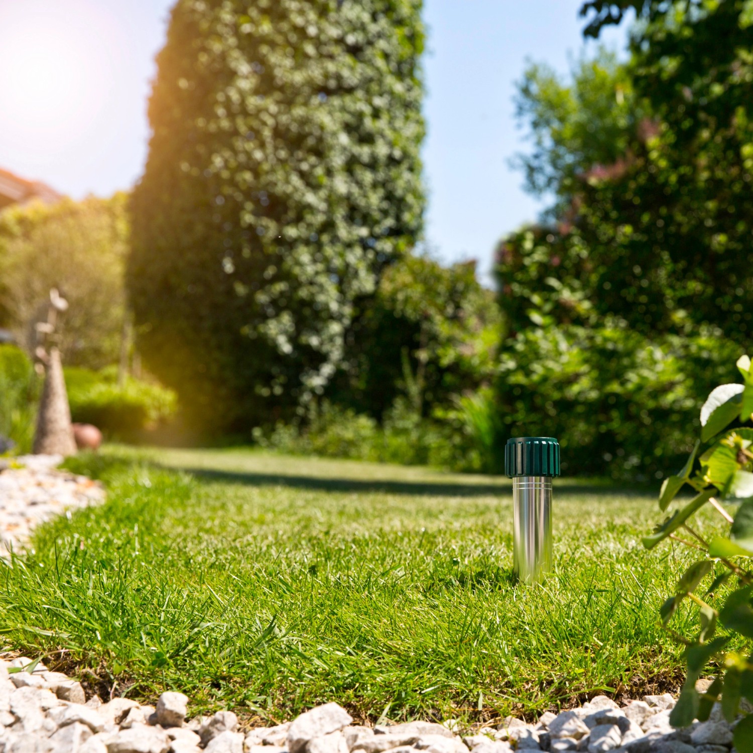 Windhager Wühlmaus-Vertreiber Aluminium Premium im Garten, schützt vor Wühlmäusen und Maulwürfen.